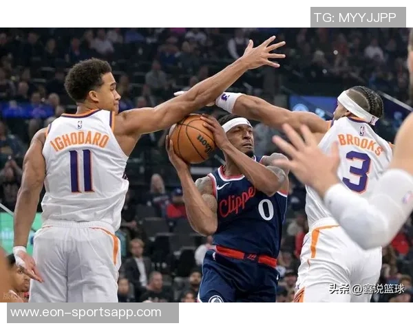 小卡全能表现助力球队攻防兼备21投11中斩获27分5篮板5助攻 小卡全能表现助力球队攻防兼备21投11中斩获27分5篮板5助攻